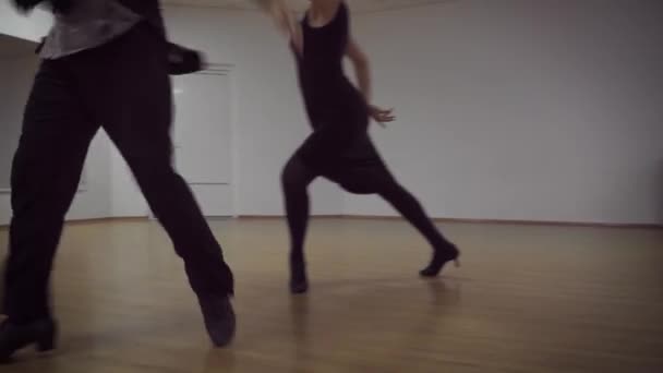 视频的高加索舞蹈男人和女人在工作室 — 图库视频影像