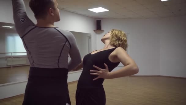 Video Van Kaukasische Dansen Man Vrouw Studio — Stockvideo