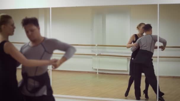 专业舞蹈夫妇在工作室的视频 — 图库视频影像