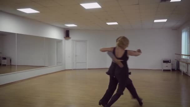 专业舞蹈夫妇在工作室的视频 — 图库视频影像