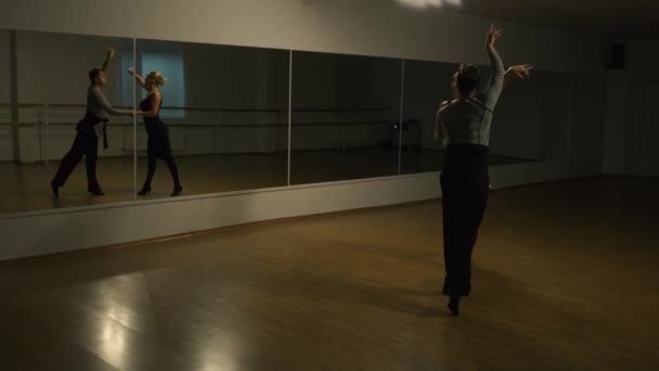 Video Människor Dansar Mörkt Studio Rum — Stockvideo