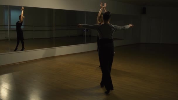 在黑暗的工作室房间跳舞的人的视频 — 图库视频影像