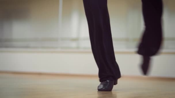 Oříznuté Částečné Zobrazení Video Tančící Muže Studiu — Stock video