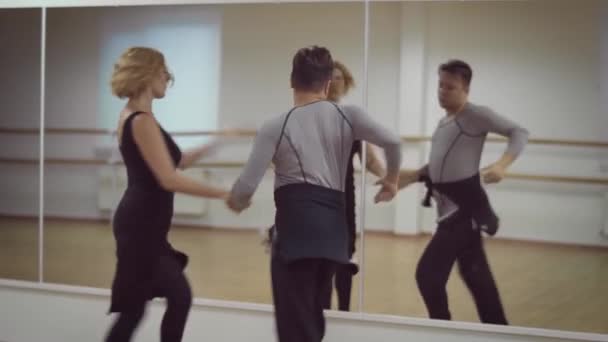 金发女人和男人跳舞在芭蕾舞工作室对镜子 — 图库视频影像