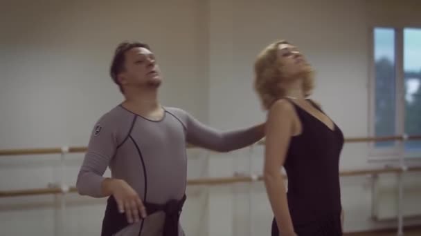 Vídeo Mulher Loira Homem Dançando Ballet Studio — Vídeo de Stock