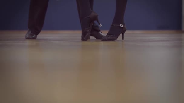 Recadré Vue Partielle Vidéo Danse Homme Femme Studio Jambes Chaussures — Video