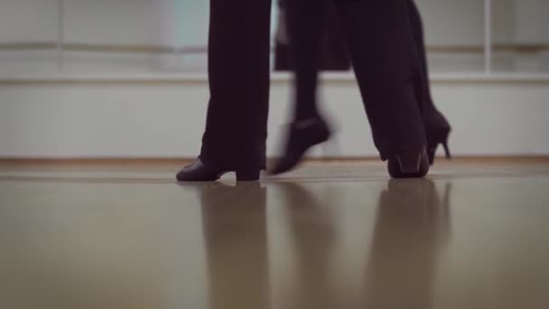 Recadré Vue Partielle Vidéo Danse Homme Femme Studio Jambes Chaussures — Video