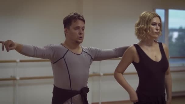 视频金发女人和男人跳舞在芭蕾舞工作室 — 图库视频影像