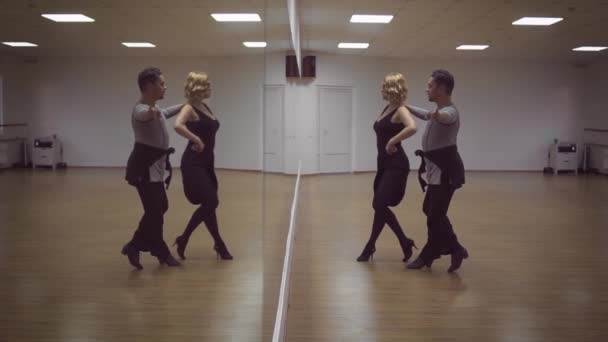 Video Van Blonde Vrouw Man Dansen Ballet Studio Tegen Spiegel — Stockvideo