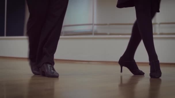 Recadré Vue Partielle Vidéo Danse Homme Femme Studio Jambes Chaussures — Video