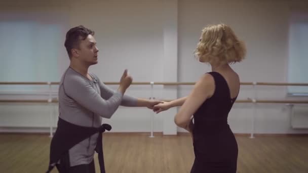 Video Blond Kvinna Och Man Dansar Balett Studio — Stockvideo