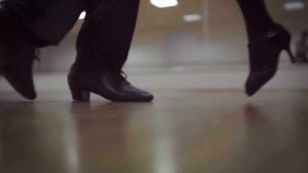 Powolny Ruch Częściowy Widok Wideo Tańca Mężczyzny Kobiety Studio Nogi — Wideo stockowe