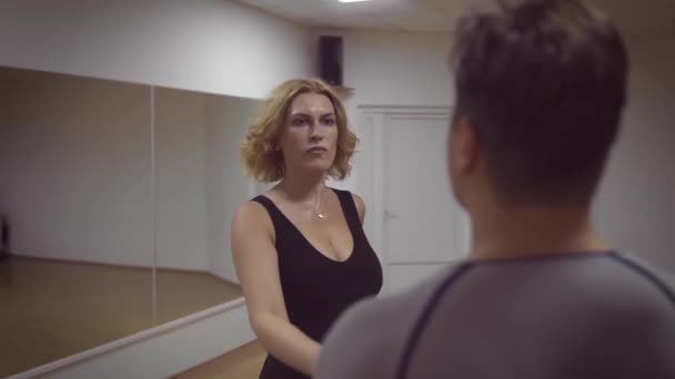 Cámara Lenta Vídeo Baile Hombre Mujer Estudio Contra Espejo — Vídeo de stock