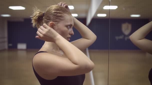 Βίντεο Της Χορευτή Γυναίκα Εναντίον Καθρέφτη Κοιτάζοντας Και Προσαρμόζοντας Μαλλιά — Αρχείο Βίντεο