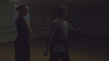 karanlık stüdyoda dans çift video 