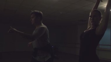 karanlık stüdyoda dans çift video 