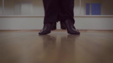 kırpılmış, stüdyoda dans adam kısmi görünüm video 