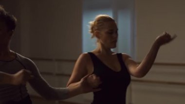 stüdyoda dans çift yavaş hareket video 