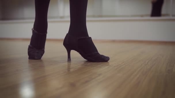 Vídeo Mujer Bailando Vista Parcial Piernas Zapatos Tacones — Vídeos de Stock