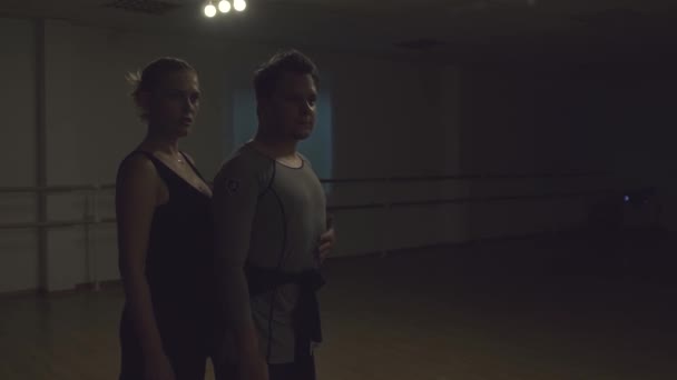 Video von tanzendem Paar im dunklen Studio 