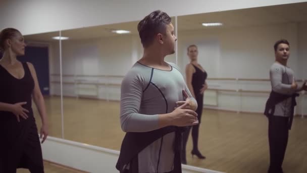 Замедленное Видео Танцующих Мужчины Женщины Студии Фоне Зеркала — стоковое видео