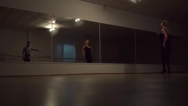 Ralenti Vidéo Danse Homme Femme Studio Contre Miroir — Video