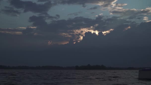 Belle Vue Sur Rivière Dans Soirée Dessus Rivière Des Nuages — Video