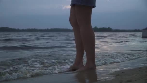 Beine Eines Mädchens Vor Dem Hintergrund Eines Flusses — Stockvideo