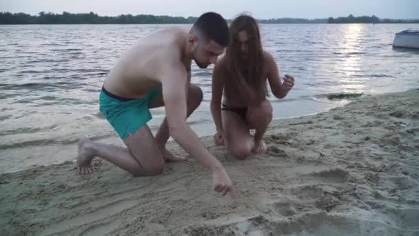 Güzel Genç Bir Çift Nehrin Kıyısındaki Kumda Resim Yapıyor Nehrin — Stok video