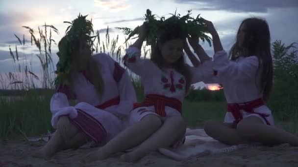 Drie Mooie Jonge Meisjes Nationale Kostuums Het Strand Meisjes Dragen — Stockvideo