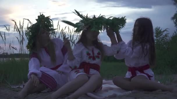 Tre Belle Ragazze Costume Nazionale Sulla Spiaggia Ragazze Indossano Ghirlande — Video Stock