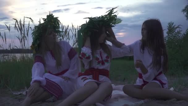 Drie Mooie Jonge Meisjes Nationale Kostuums Het Strand Meisjes Dragen — Stockvideo