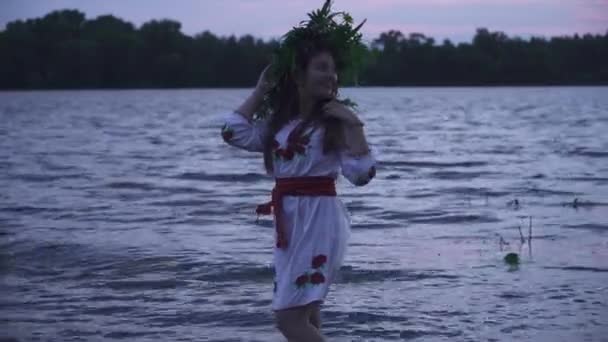 Menina Jovem Vestido Branco Grinalda Cabeça Menina Entra Rio Toca — Vídeo de Stock