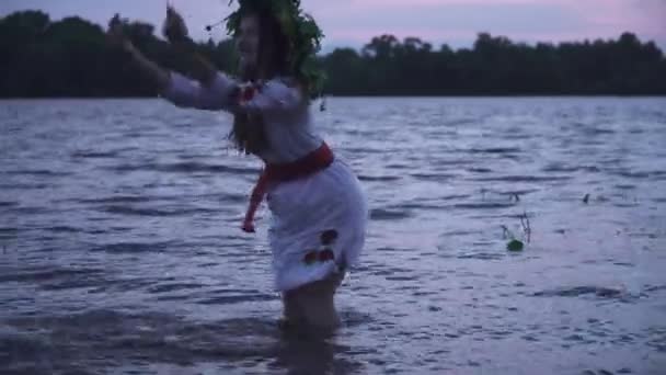 Young Girl White Dress Wreath Head Girl Enters River Touches — Stock Video