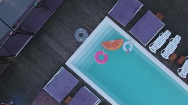 Vista Desde Parte Superior Piscina Con Círculos Inflables Colores Brillantes — Vídeo de stock