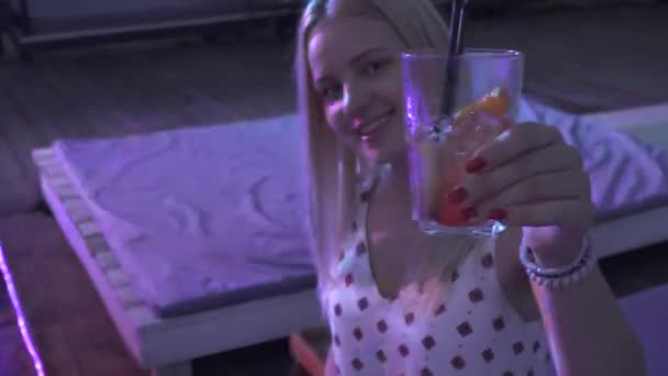 寂寞的女孩坐在夏季露台上的夜总会里喝着鸡尾酒 — 图库视频影像