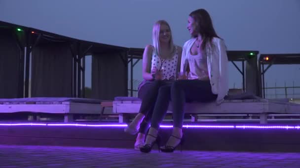 Bir Gece Kulübünde Kokteyl Içen Gülümseyen Iki Kız Kokteyllerle Oturan — Stok video