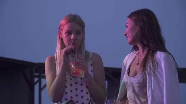 Two Smilling Girls Drinking Cocktails Nightclub Two Girlfriends Sitting Cocktails — Stock Video