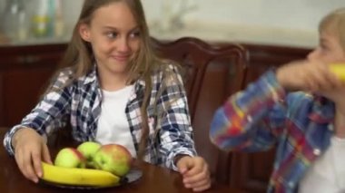 İki tatlı çocuk şakalaşmak için muzları mutfakta bir silah gibi kullanıyorlar. Oğlan ve kız evde birlikte vakit geçiriyorlar. Sağlıklı bir yaşam tarzı. Tasasız çocukluk