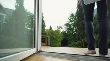 Okuldan eve dönen yorgun kız ve oğulla buluşmak için evden ayrılan kadının bacakları. Mutlu sevgi dolu aile kavramı