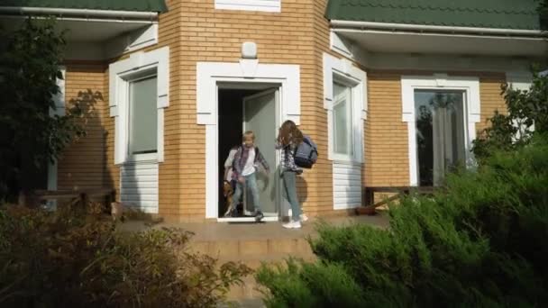 Pequeño Lindo Chico Chica Con Mochilas Salir Casa Escuela Sonriente — Vídeo de stock