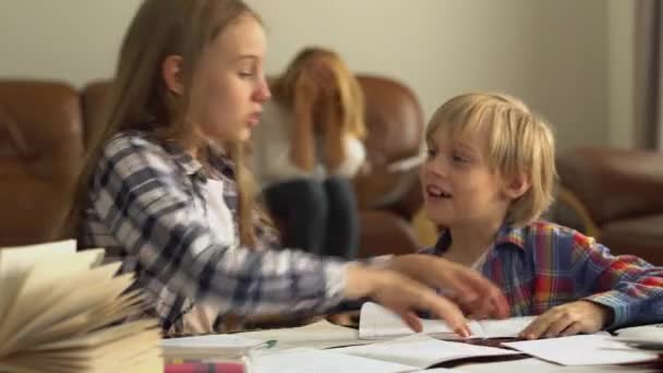 Kleine Jongen Meisje Rotzooien Terwijl Thuis Voorgrond Studeren Kinderen Die — Stockvideo