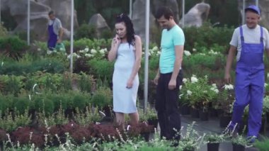 mavi üniforma giyen iki işçi ile yeşil çiçek yaz bahçesinde çift video