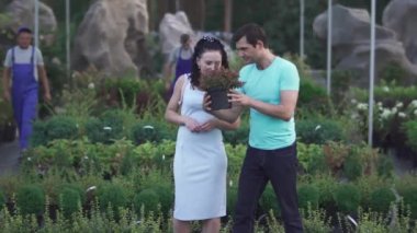 Yetişkin çiftler bahçesinde bitki olan saksıyı seçerler. Erkek ve kadın dışarıda birlikte vakit geçiriyorlar. Aşıklar mutlu ve neşelidir