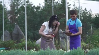 Bahçe çalışanları iş başında. Yakışıklı bir adam ve bir kız bahçe merkezinde çalışıyorlar. Adam ve kız tablet ve telefondaki bilgileri kaydediyor..