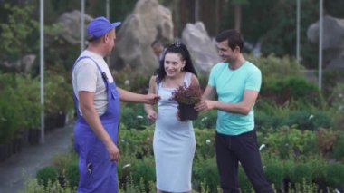 Yetişkin çiftler bahçesinde bitki olan saksıyı seçerler. Erkek ve kadın dışarıda birlikte vakit geçiriyorlar. Aşıklar mutlu ve neşelidir