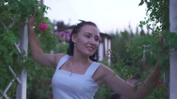 Adulto Hermosa Dama Morena Vestido Blanco Con Paseos Flores Jardín — Vídeos de Stock