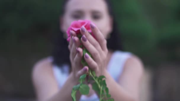 Yetişkin Güzel Beyaz Elbiseli Esmer Kadın Bahçedeki Çiçeğin Kokusunu Alıyor — Stok video