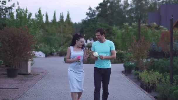 Video Eines Paares Das Grünen Floralen Sommergarten Spaziert Datumskonzept — Stockvideo