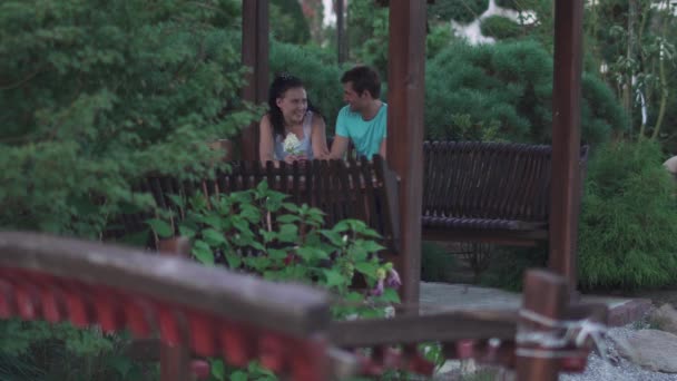 Video Eines Paares Grünen Floralen Sommergarten Einem Hölzernen Japanischen Gartenpavillon — Stockvideo